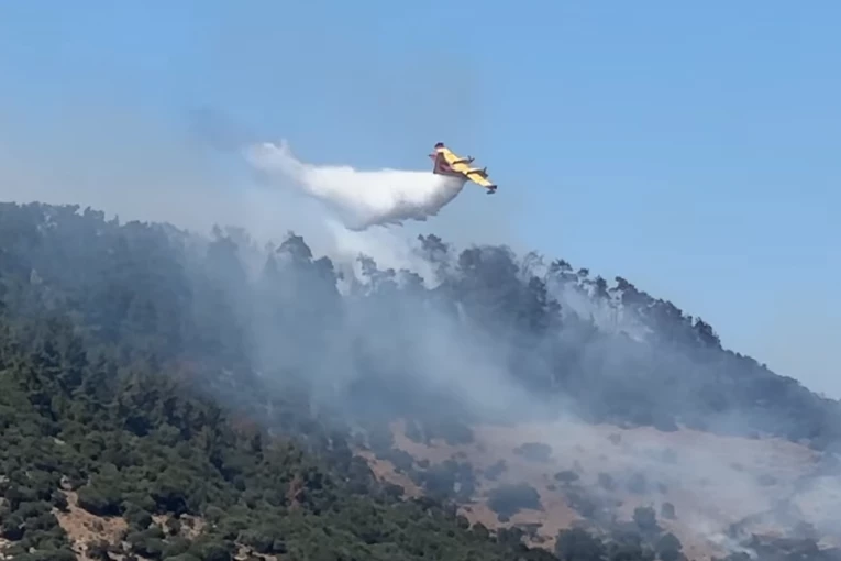 DRAMATIČNA SITUACIJA NA GRČKOM OSTRVU: Hitne službe u borbi sa vatrenom stihijom, dve stvari otežavaju gašenje (VIDEO)