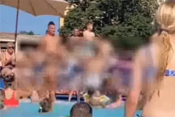 DEVOJKA BEZ GORNJEG DELA KUPAĆEG UDARA ŽENU SA DETETOM: Pogledajte DRAMATIČAN SNIMAK haosa u Novom Sadu (VIDEO)