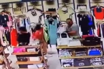 SNIMAK KRAĐE U BEOGRADU ZGROZIO JAVNOST: Sa decom ojadili butik, nameračili se na FIRMIRANO, ali tu nije bio kraj! (VIDEO)