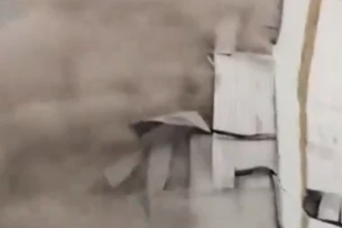 NOVI SNIMAK STRAVIČNOG TORNADA U KINI: Rušio sve pred sobom, zgrade ODUVANE kao kule od karata! IMA MRTVIH! (VIDEO)