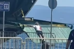 MUŠKARAC VISI NA RAMPI TRAJEKTA: Šok snimak sa hrvatskog primorja širi se mrežama (VIDEO)