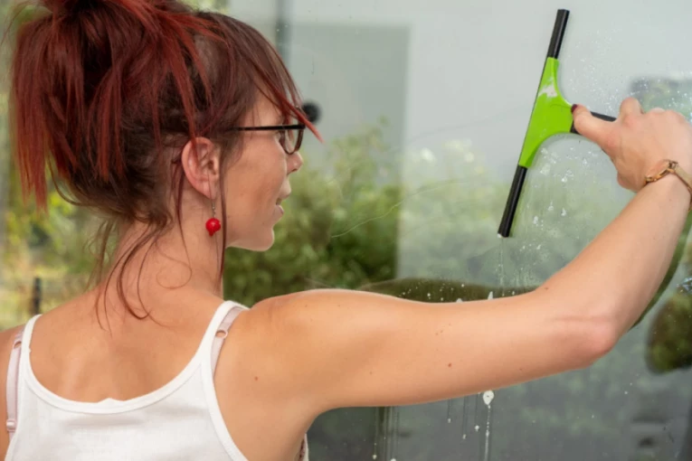 NE, NIJE BAPSKA FORA! Evo zašto nikako ne SMETE da perete prozore po vrućini - posledice mogu biti fatalne