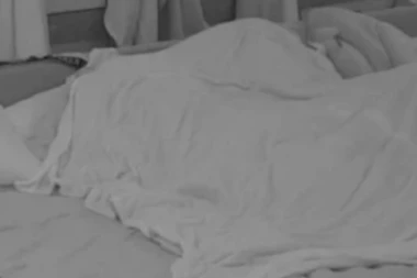 ŠA PRIBIO MIONU UZ SEBE, PA JE SKINUO, A ONDA... Vrući snimak iz "Elite" ugledao svetlost dana - OVO joj roditelji NEĆE OPROSTITI