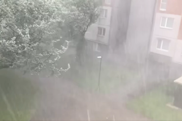 SPREMITE SE ZA PAKAO: Građani dobili upozorenje zbog oluje, ZATVORENE škole, obustavljen prevoz