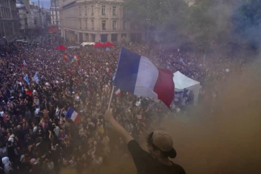 FRANCUSKA NA IVICI GRAĐANSKOG RATA?! Katastrofa u najavi, koga god da izaberu, u Parizu se više neće MIRNO spavati?!