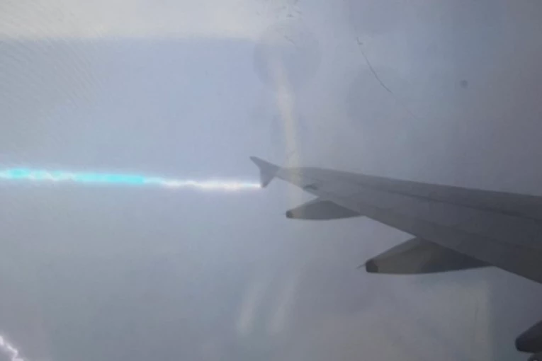 VETAR GA BACA POPUT IGRAČKE! Isplivao monstruozan snimak superćelijske oluje koja uništava PUTNIČKI AVION (VIDEO)