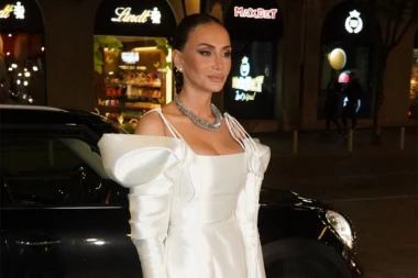 EMINA JAHOVIĆ OBJAVILA SELFI U BIKINIJU OD KOG ZASTAJE DAH: Pevačica jednostavno blista