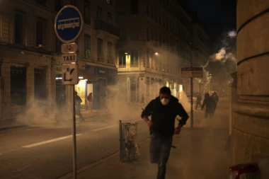 ODJEKUJU EKSPLOZIJE! ŽESTOKI SUKOBI NA ULICAMA PARIZA! Obistinile se Makronove CRNE SLUTNJE! Počinje građanski rat u Francuskoj?!