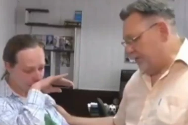 "UMRO JE ZA SVE TO" Snimak koji je uzburkao mreže: Ruski gradonačelnik objašnjava devojci zašto joj je brat poginuo u Ukrajini (VIDEO)