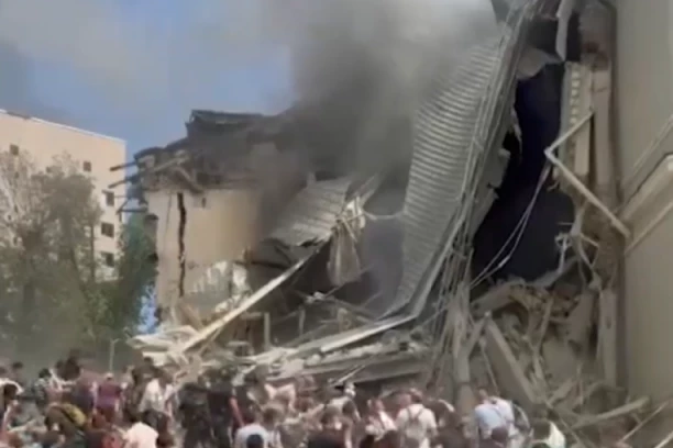 "RUSIJA TREBA DA ODGOVARA ZA SVOJE ZLOČINE" Oglasio se Volodimir Zelenski nakon napada na dečju bolnicu u Kijevu (VIDEO)