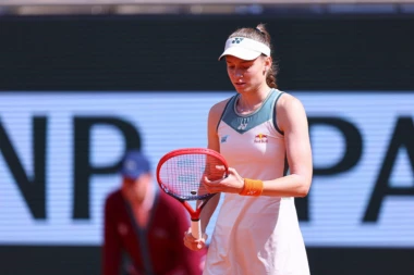 UKRAJINKA SE RASPALA NA VIMBLDONU ZBOG NAPADA RUSIJE NA NJENU ZEMLJU: Nosila traku u znak poginulih, pa ZAPLAKALA (VIDEO)