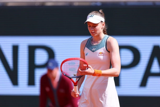 UKRAJINKA SE RASPALA NA VIMBLDONU ZBOG NAPADA RUSIJE NA NJENU ZEMLJU: Nosila traku u znak poginulih, pa ZAPLAKALA (VIDEO)