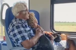 OVO JE STARI ZALJUBLJENI PAR IZ VOZA KOJI JE ISTOPIO SRBIJU: Mreže danima gorele zbog njihovog zagrljaja, a sada su otkrili pozadinu priče koja je JOŠ DIRLJIVIJA (FOTO)
