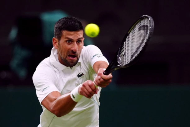 ĐOKOVIĆ SE ZAHVALIO LEGENDI FUDBALA NA PODRŠCI: Nole poklanja POTPISAN dres samo PRAVIM navijačima (FOTO)