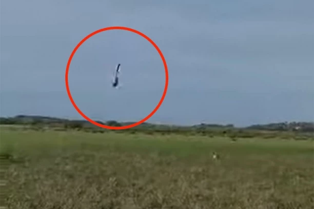 HOROR SCENA! Vojni kadeti tokom vežbe iskakali iz helikoptera, jednom se nije otvorio padobran! (UZNEMIRUJUĆI VIDEO)