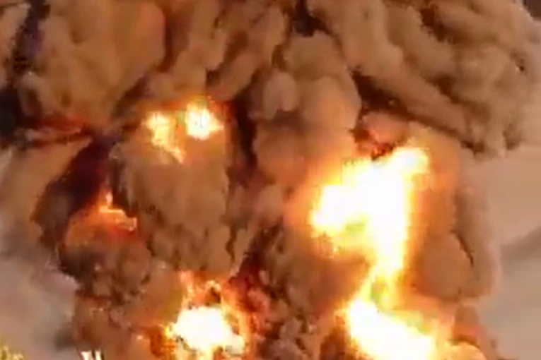 UKRAJINSKA OSVETA ZA DEČJU BOLNICU: Masovni napad dronovima na Rusiju, gori u nekoliko oblasti, ima poginulih (VIDEO)