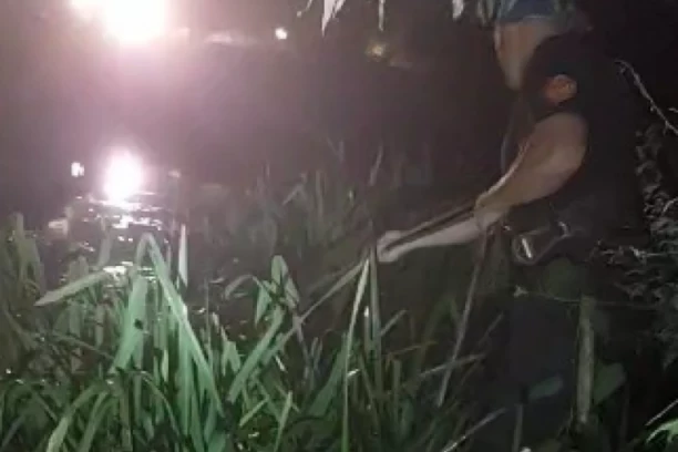 DRAMA NA OBALI PČINJE: Muškarac upao u živo blato, akcija spasavanja trajalo satima, vatrogasci i sami umalo nisu postali žrtve (VIDEO)