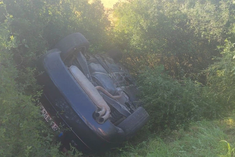 AUTO SLETEO SA PUTA, ČETVORICA MLADIĆA POVREĐENA! Udes kod Tutina! (FOTO)