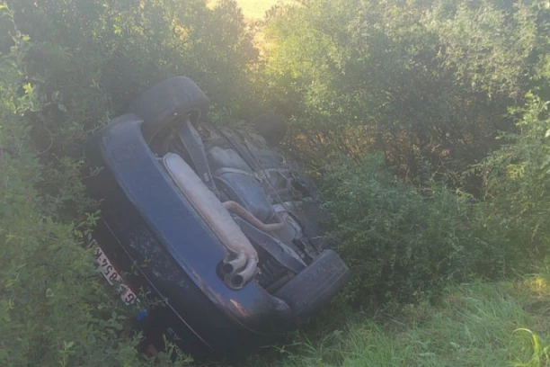 AUTO SLETEO SA PUTA, ČETVORICA MLADIĆA POVREĐENA! Udes kod Tutina! (FOTO)