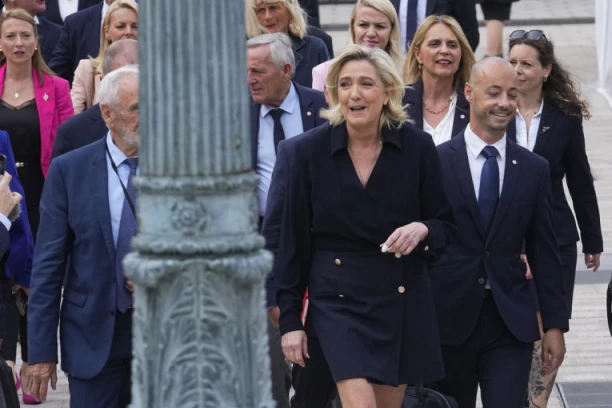 MARIN LE PEN SA 125 DESNIČARA UMARŠIRALA U BURBONSKU PALATU: "Ne možete da nas ignorišete" (FOTO/VIDEO)