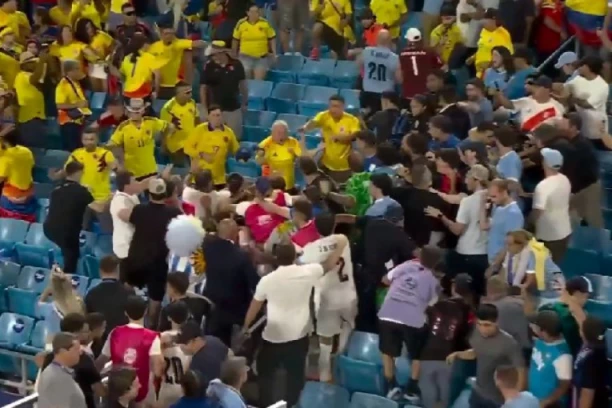 NIJE SE ZNALO KO KOGA UDARA: Nakon eliminacije sa takmičenja, napadač se sukobio sa sopstvenim navijačima - potpuno ludilo! (VIDEO)