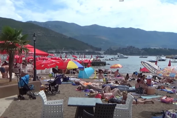 ZABRANJENO KUPANJE NA SLOVENSKOJ PLAŽI: Budvani se žalili na nesnosan smrad i pozvali nadležne da reaguju