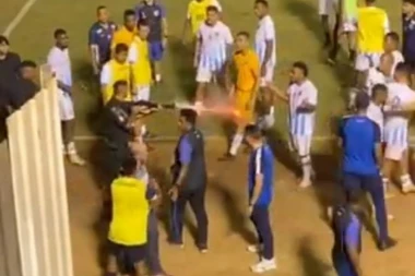 HAOS, POLICAJAC UPUCAO FUDBALERA: Nesrećni golman pao na teren i prevrtao se u bolovima (VIDEO)