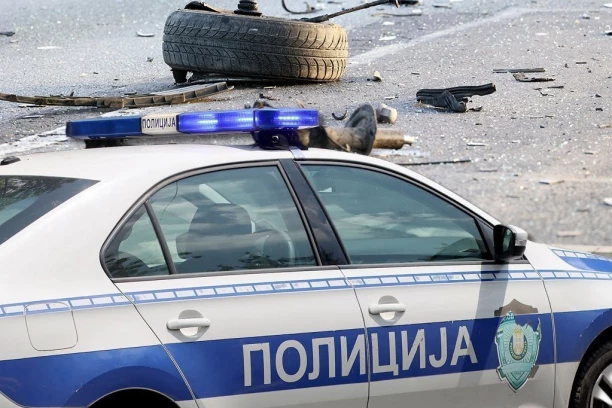 JOŠ JEDNA NESREĆA KOD BUBANJ POTOKA! Težak sudar kamiona i automobila, vozilo potpuno smrskano!