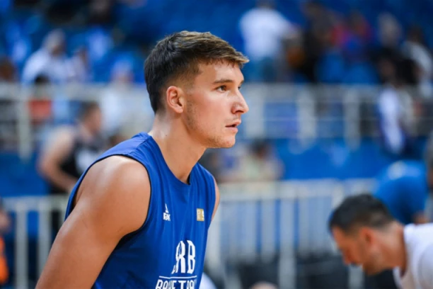 BOGDANOVIĆ PRED JUČERAŠNJU UTAKMICU, BIO U DRUŠTVU OVE LEPOTICE! Pokazao svetu koliko je voli (FOTO)