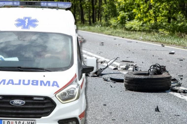 JEDAN AUTOMOBIL POTPUNO ZGUŽVAN! Teška saobraćajka kod Ostružnice! DELOVI RASUTI SVUDA PO PUTU, ima povređenih!