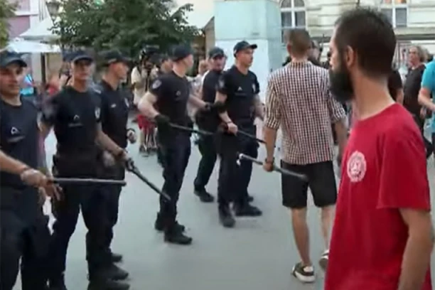 TUČA VIŠE DESETINA LJUDI NA TRGU U NOVOM SADU! Jednog izvojili iz mase, oborili ga na zemlju i šutirali! (FOTO)