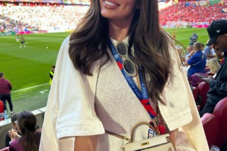 Atraktivna devojka engleskog reprezentativca