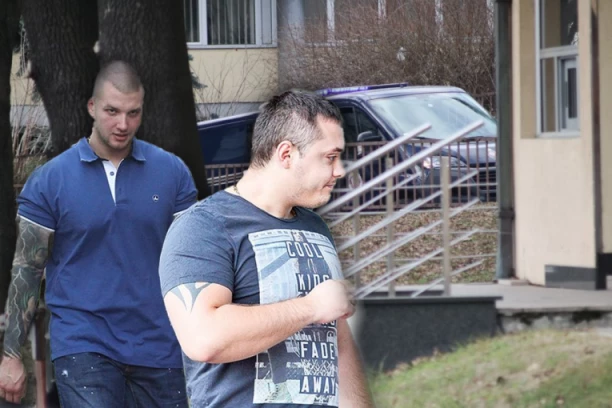 "DVOJICA SA CRVENE POTERNICE SU VAM OVDE U SUDU!" Belivukov vojnik izašao za govornicu da obavesti Interpol o "beguncima"!