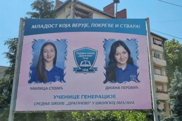 DIVAN PRIZOR U GUČI! Dve devojke jutros pozdravile osmehom sa bilborda! EVO ZAŠTO SU SE TAMO I NAŠLE! (FOTO)