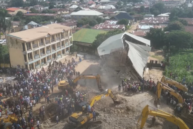 HOROR! URUŠILA SE CELA ŠKOLA! Još uvek izvlače tela MRTVE dece i nastavnika! Pod ruševinama još stotinu njih! (FOTO/VIDEO)