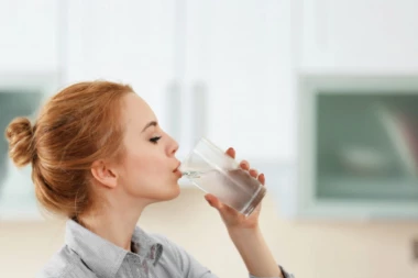 KOLIKO TAČNO ČAŠA MORATE DA POPIJETE PO VRUĆINI: Sigurno ne pijete dovoljno!