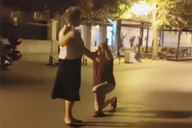 PRELEPA SCENA U INĐIJI! Baka i deka raznežili prolaznike: Starost nas ne štiti od ljubavi, ali ljubav nas štiti od starosti (VIDEO)