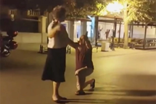 PRELEPA SCENA U INĐIJI! Baka i deka raznežili prolaznike: Starost nas ne štiti od ljubavi, ali ljubav nas štiti od starosti (VIDEO)