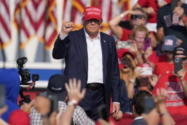 OVO JE ATENTATOR NA DONALDA TRAMPA! Ljudi iz mase pokušavali da upozore da IMA PIŠTOLJ! (FOTO, VIDEO)