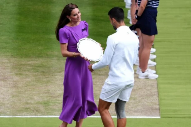 SRAMNO! KRALJEVSKA PORODICA MU OKRENULA LEĐA! Novakove navijače razočarao ovaj potez