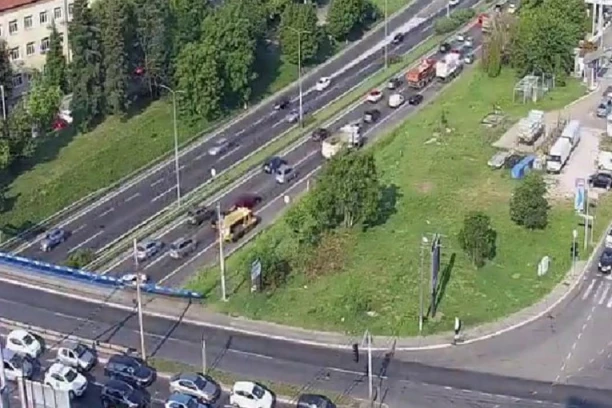 AUTO-PUT KRCAT VOZILIMA SVE DO AUTOKOMANDE! Na ovim deonicama u Beogradu su gužve, neke će vas iznenaditi - POTPUNO SU PROHODNE! (FOTO)