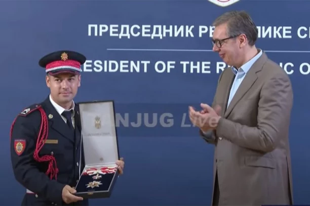 VUČIĆ ODLIKOVAO JEVREMOVIĆA: "Hrabrost nije samo osobina pojedinca, već i odraz snage i podrške zajednice koja stoji iza njega"