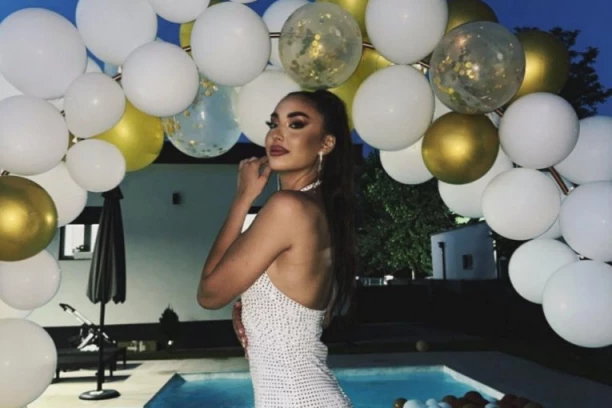 PEVALO SE DO RANIH JUTARNJIH SATI: Magdalena Vračić proslavila rođendan na reci, PRAVA ŽURKA počela kad se s koleginicom LATILA MIKROFONA! (VIDEO)