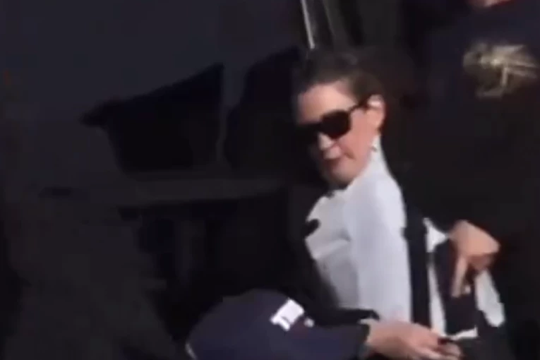 TRAGIKOMEDIJA! Pogledajte smehotresnu reakciju agenta Tajne službe prilikom atentata na Donalda Trampa (VIDEO)