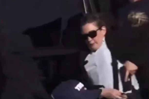 TRAGIKOMEDIJA! Pogledajte smehotresnu reakciju agenta Tajne službe prilikom atentata na Donalda Trampa (VIDEO)