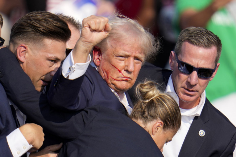 Cover image for Бывший директор ФБР Джеймс Коми арестован по обвинению в угрозах Трампу
