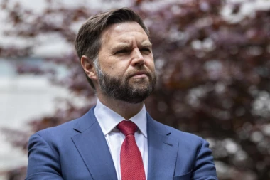 "NEMA DECU I ČUVA MAČKE" Nizak udarac Trampovog kandidata za potpredsednika na Kamalu Haris (VIDEO)