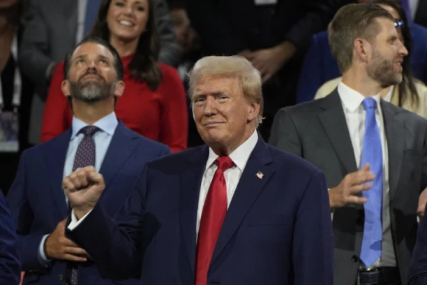 ZAVIJENO UVO I PESNICA U VAZDUHU! Prvo pojavljivanje Donalda Trampa nakon atentata u javnosti! (FOTO)