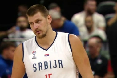 TRIO FANTASTIKO U SEVDAHU! Košarkaši Srbije uhvatili predah, ne SLUTEĆI da će postati SENZACIJA - Jokić BEZ majice KOLOVOĐA "orlova"! (FOTO)