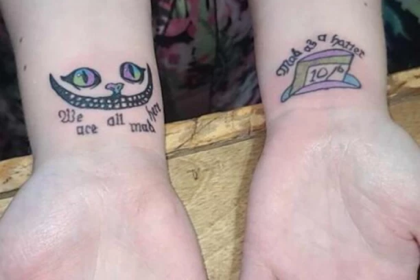 MAJKA ŠOKIRALA JAVNOST SVOJIM POSTUPKOM! "Vežbam tetoviranje na telu svoje ćerke!" Komentari PLJUŠTE, ljudi su BESNI! (FOTO)